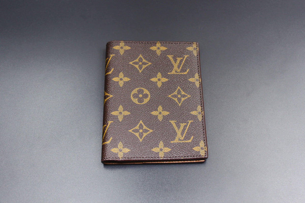 LOUIS VUITTON Vintage monogram passport case with zip Brown Cloth
